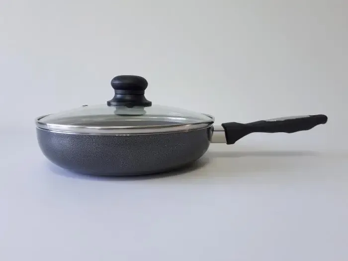 Сковорода з антипригарним тефлоновим покриттям з кришкою D 28 cm H 6 cm L 46 cm Fry