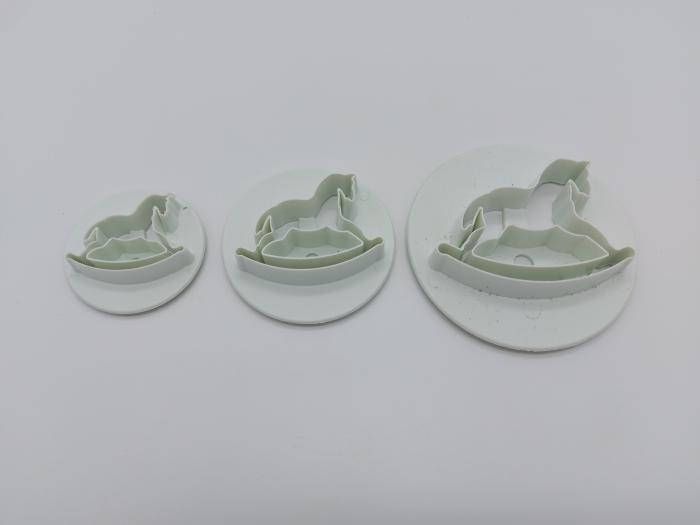 Вирубка кондитерська для тіста мастики та торта пластикова Каттер для кондитера 3 штуки Кінь 4/5,5/7 см